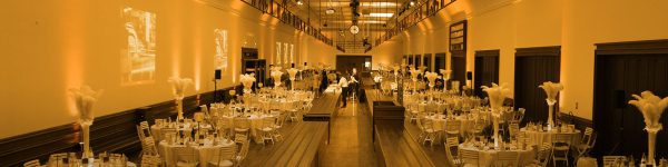 Salle-des-Bagages-Dîner-Assis-Sepia