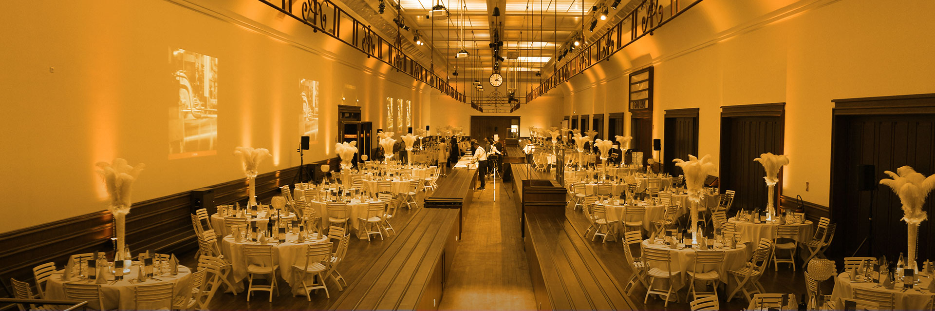 Salle-des-Bagages-Dîner-Assis-Sepia