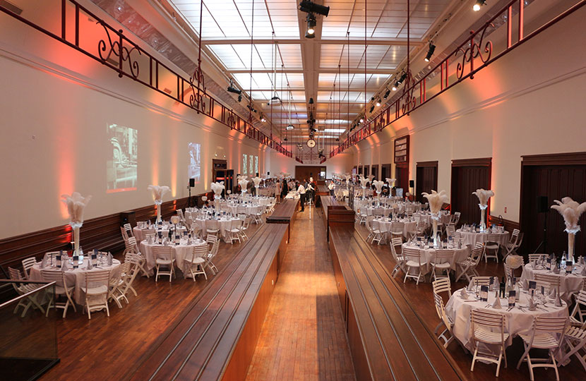 Salle-des-Bagages-Dîner-Assis