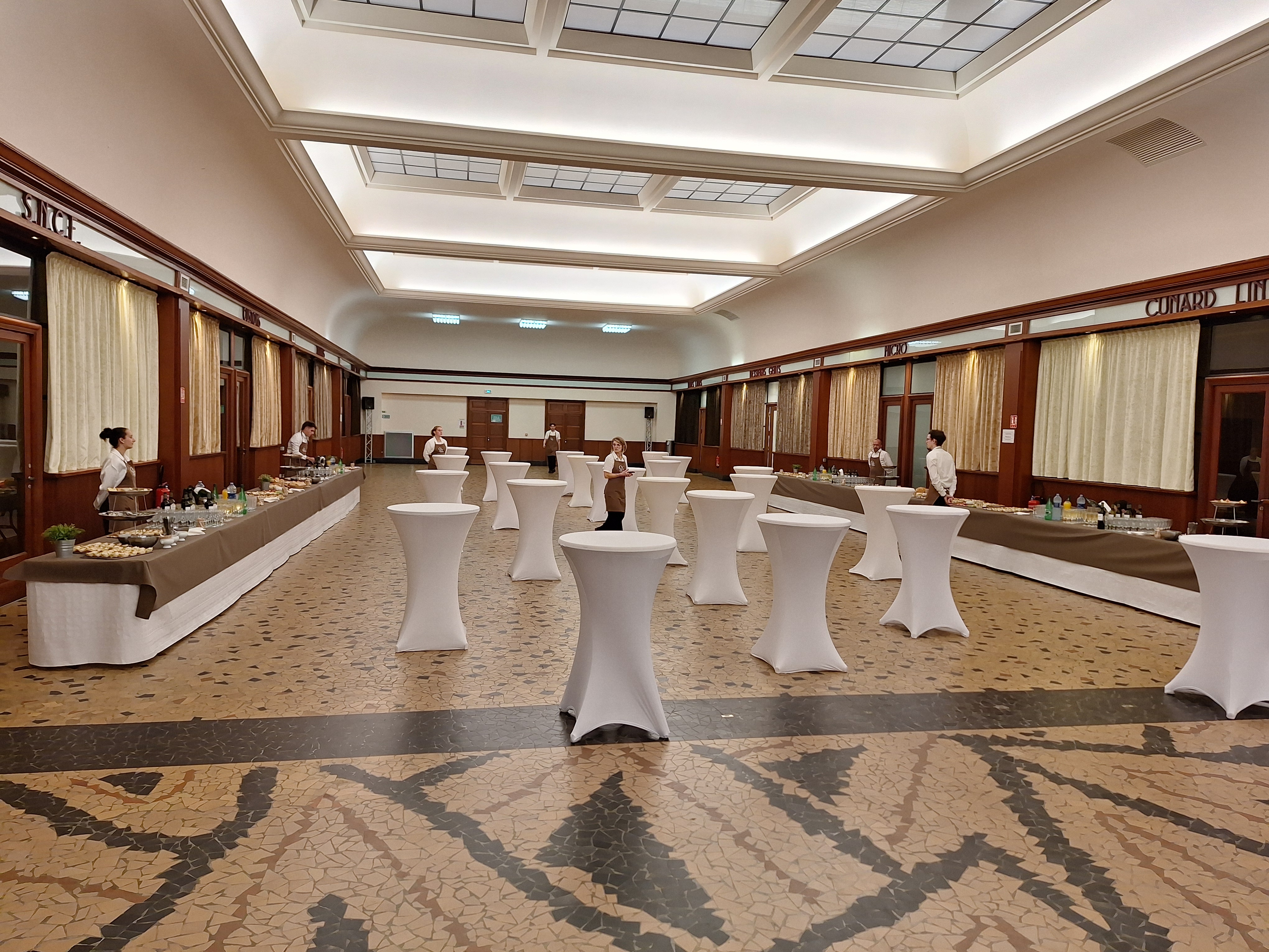 Cocktail dinatoire Salle des Pas Perdus ©La Cité de la Mer - 01